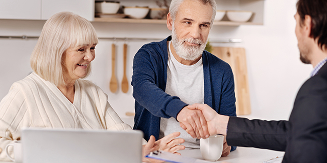 Courtier en assurance de prêt immobilier senior de plus de 60 ans