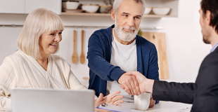 Courtier en assurance de prêt immobilier senior de plus de 60 ans